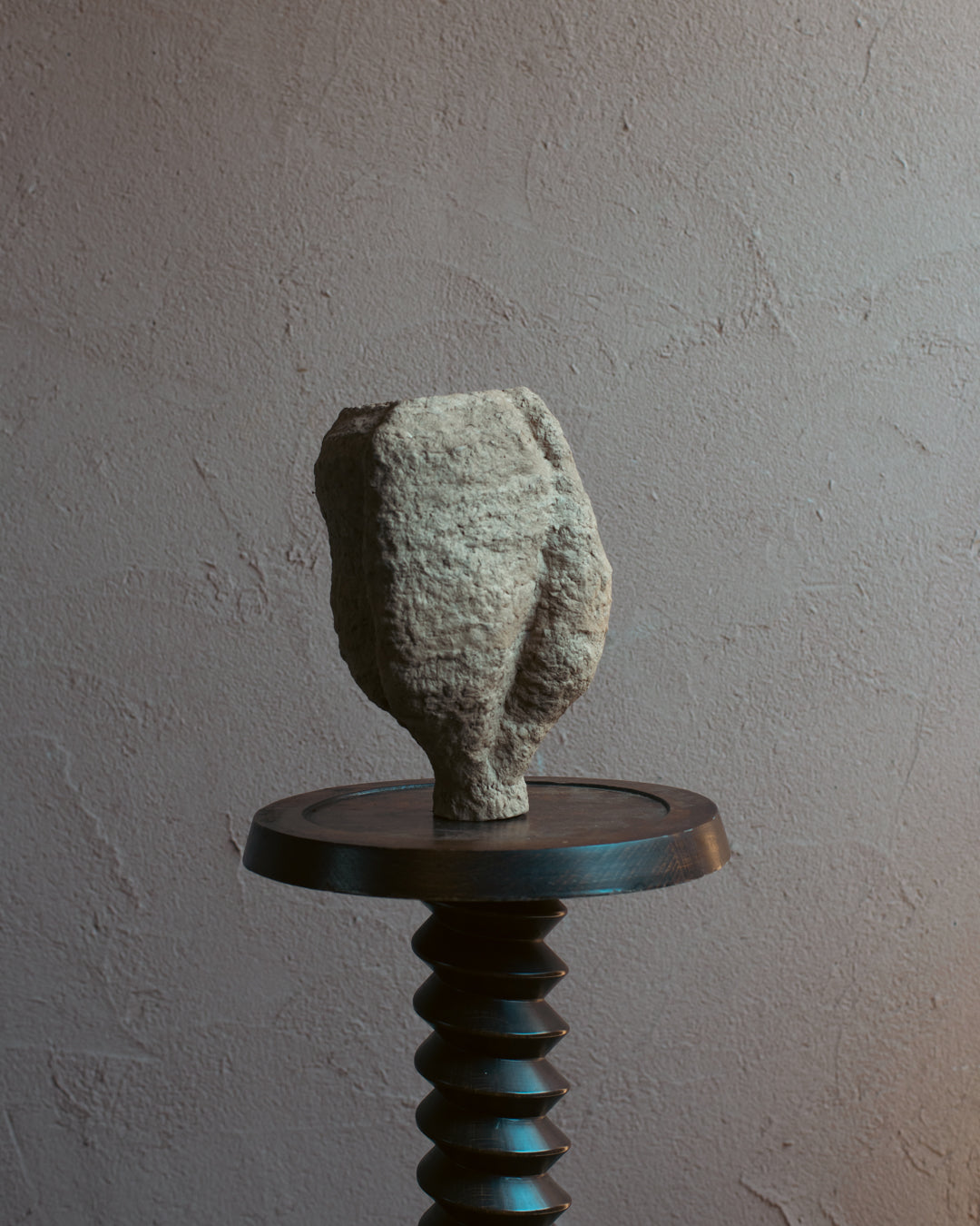 Langackerhäuslの再生紙パルプ彫刻ADOBE small no.5。果実のような丸みと豊かな凹凸が美しい、高さ28cmのハンドメイド一点ものアートオブジェ。