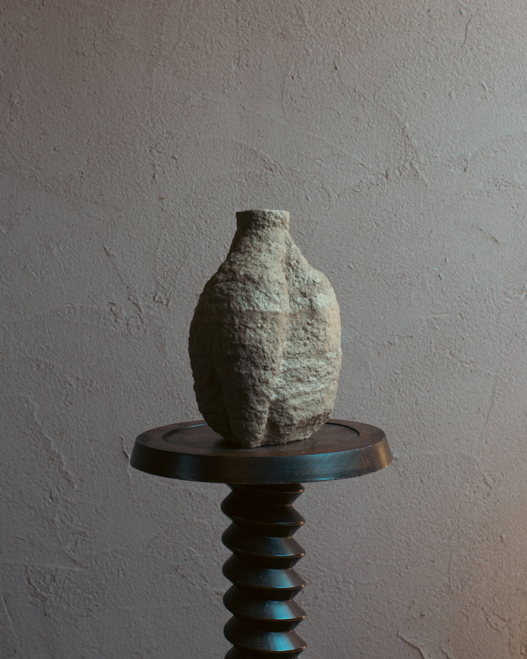 Langackerhäuslの再生紙パルプ彫刻ADOBE small no.5。果実のような丸みと豊かな凹凸が美しい、高さ28cmのハンドメイド一点ものアートオブジェ。