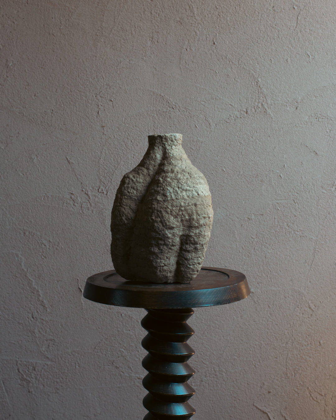 Langackerhäuslの再生紙パルプ彫刻ADOBE small no.5。果実のような丸みと豊かな凹凸が美しい、高さ28cmのハンドメイド一点ものアートオブジェ。