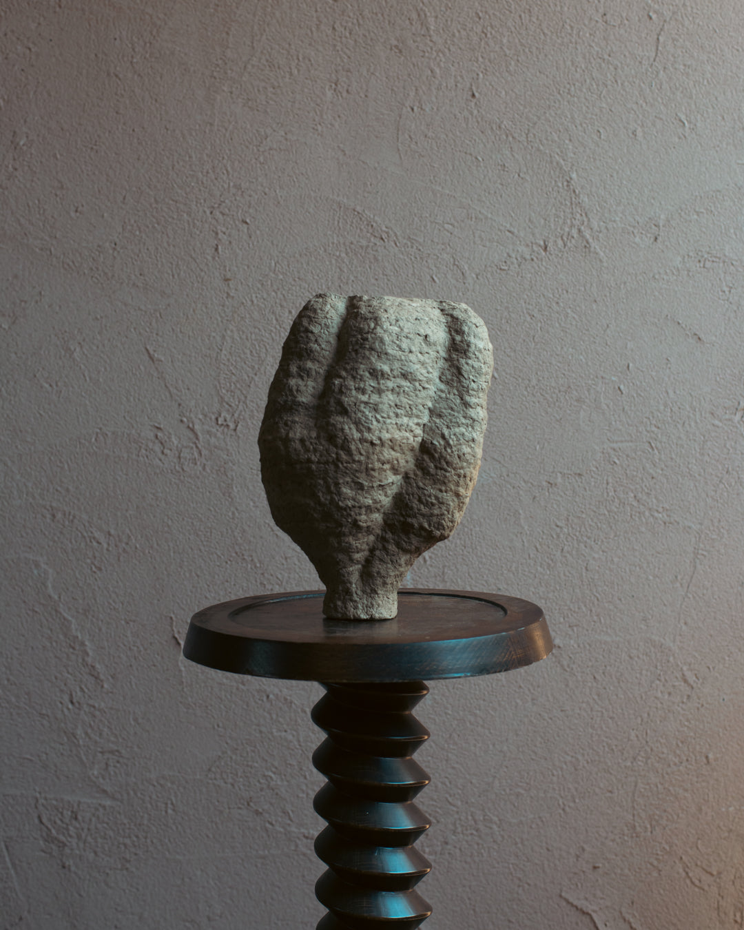 Langackerhäuslの再生紙パルプ彫刻ADOBE small no.5。果実のような丸みと豊かな凹凸が美しい、高さ28cmのハンドメイド一点ものアートオブジェ。