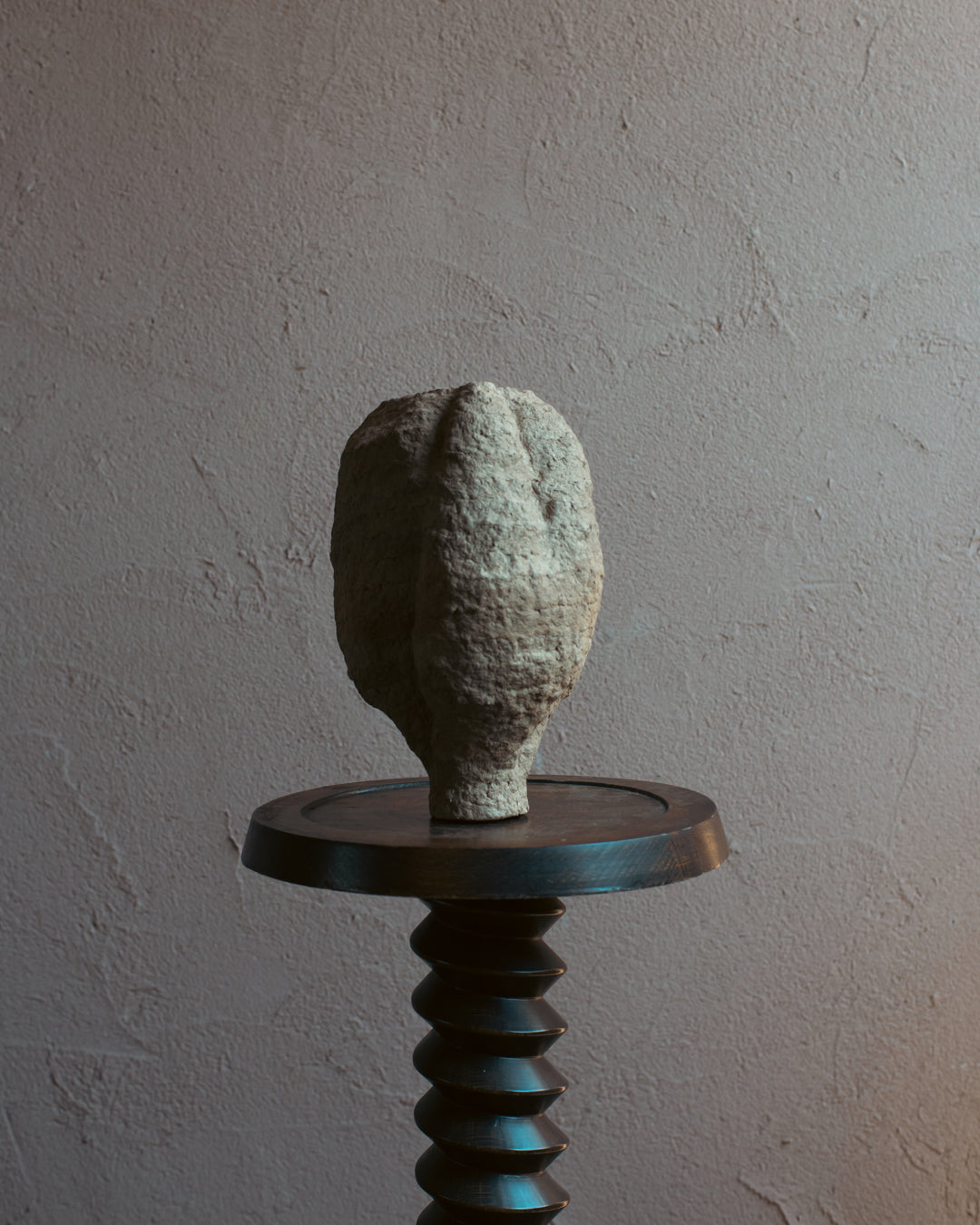 Langackerhäuslの再生紙パルプ彫刻ADOBE small no.5。果実のような丸みと豊かな凹凸が美しい、高さ28cmのハンドメイド一点ものアートオブジェ。