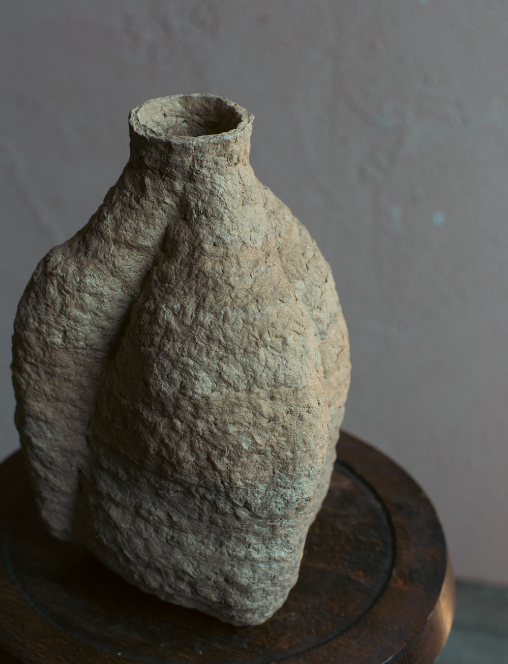 Langackerhäuslの再生紙パルプ彫刻ADOBE small no.5。果実のような丸みと豊かな凹凸が美しい、高さ28cmのハンドメイド一点ものアートオブジェ。