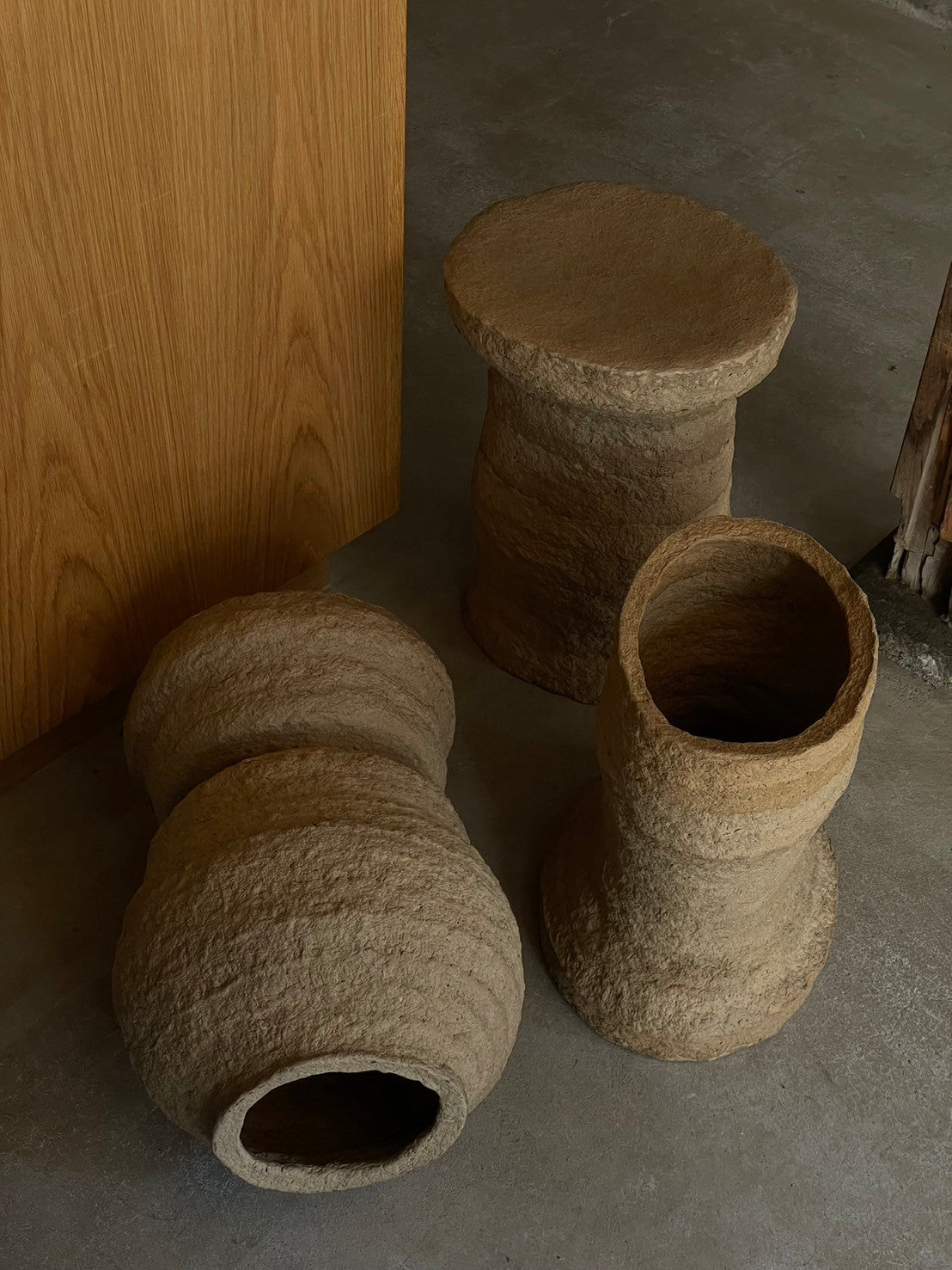 Langackerhäuslの再生紙パルプ彫刻ADOBE Stool no.3。大地から隆起したような力強い質感と有機的なフォルムが美しい、高さ43cmのハンドメイド一点ものアートスツール。