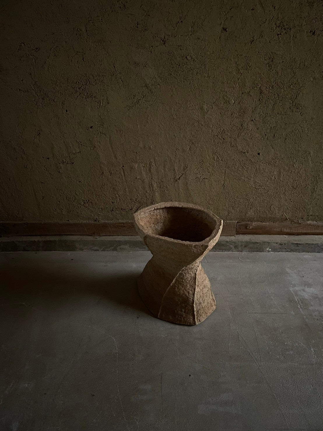 Langackerhäuslの再生紙パルプ彫刻ADOBE Stool no.4。昆虫の巣をイメージした緩やかなツイストと有機的な質感が美しい、高さ43cmのハンドメイド一点ものアートスツール。