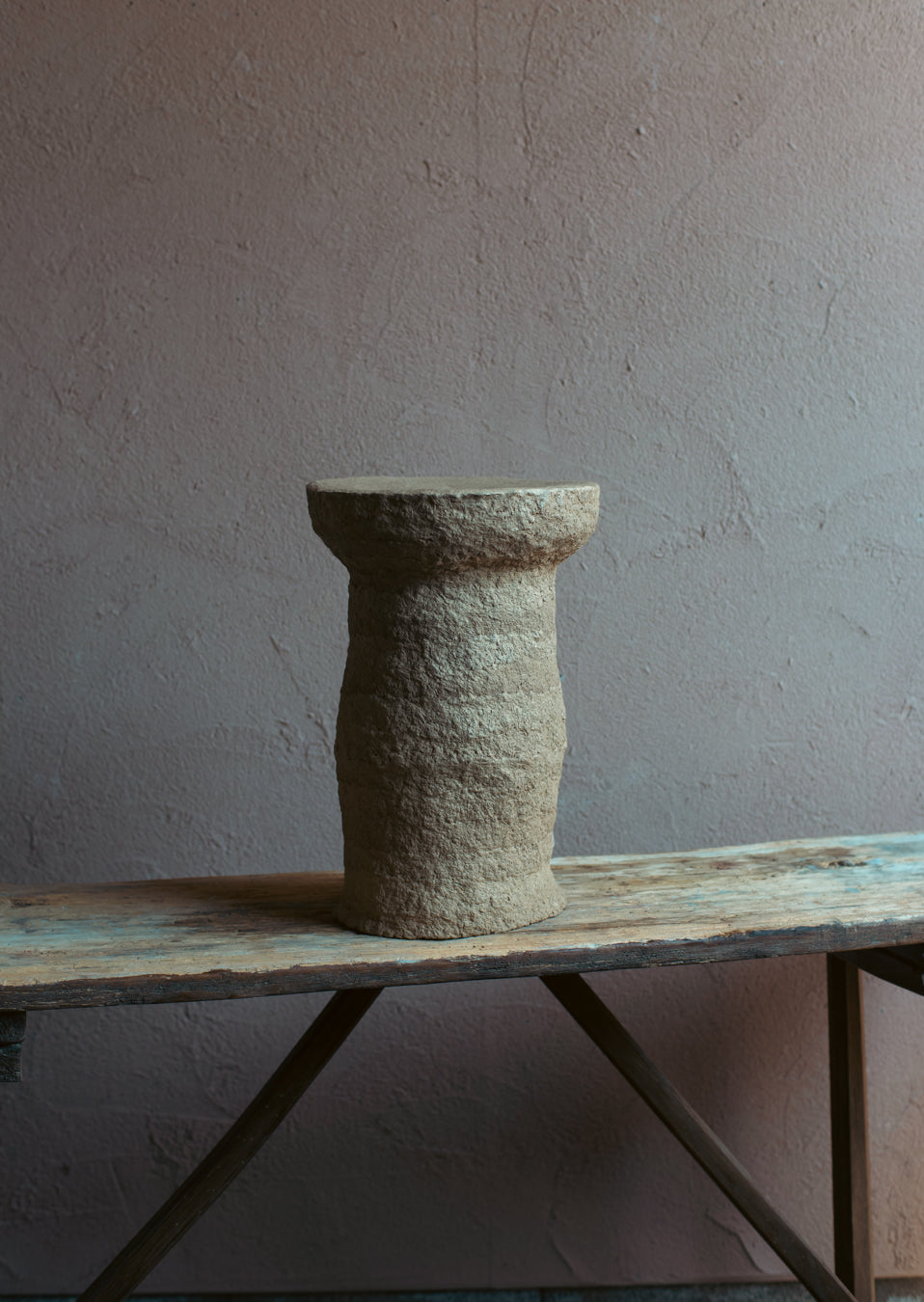 Langackerhäuslの再生紙パルプ彫刻ADOBE Stool no.1。実際に座ることができる強度を備えた、地層のような有機的ラインが美しい高さ43cmのハンドメイド一点ものスツール。