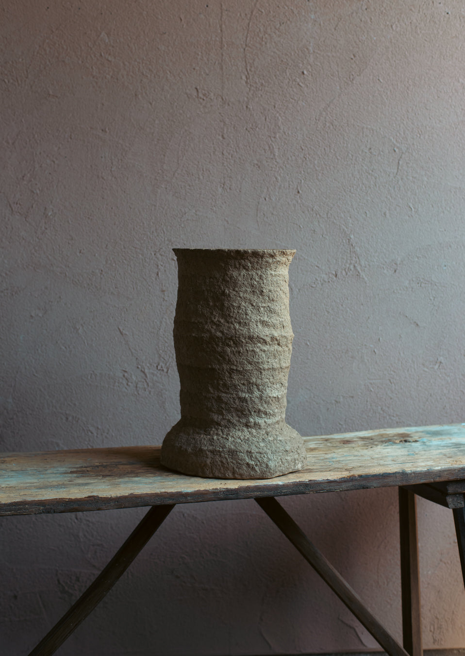 Langackerhäuslの再生紙パルプ彫刻ADOBE Stool no.1。実際に座ることができる強度を備えた、地層のような有機的ラインが美しい高さ43cmのハンドメイド一点ものスツール。