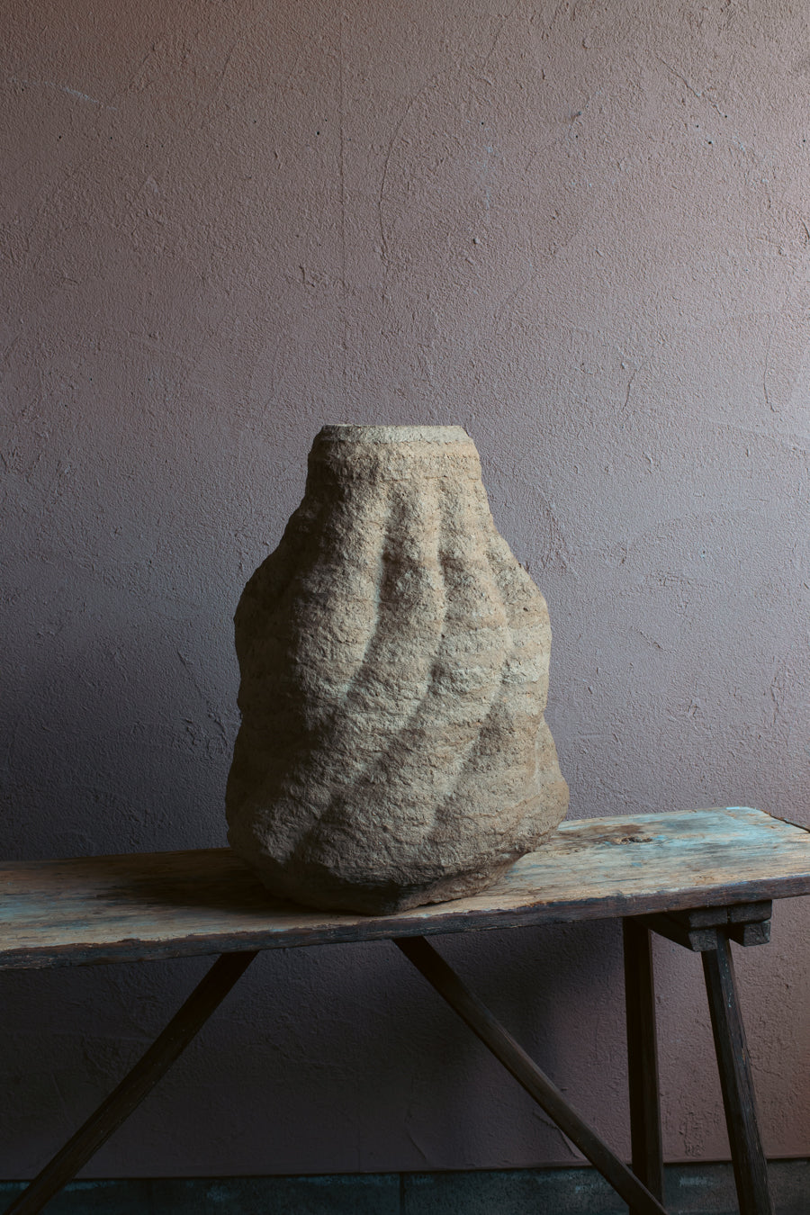 Langackerhäuslの再生紙パルプ彫刻ADOBE large no.1。大地のうねりを体現したダイナミックな造形が美しい、高さ57cmの一点もの大型彫刻。