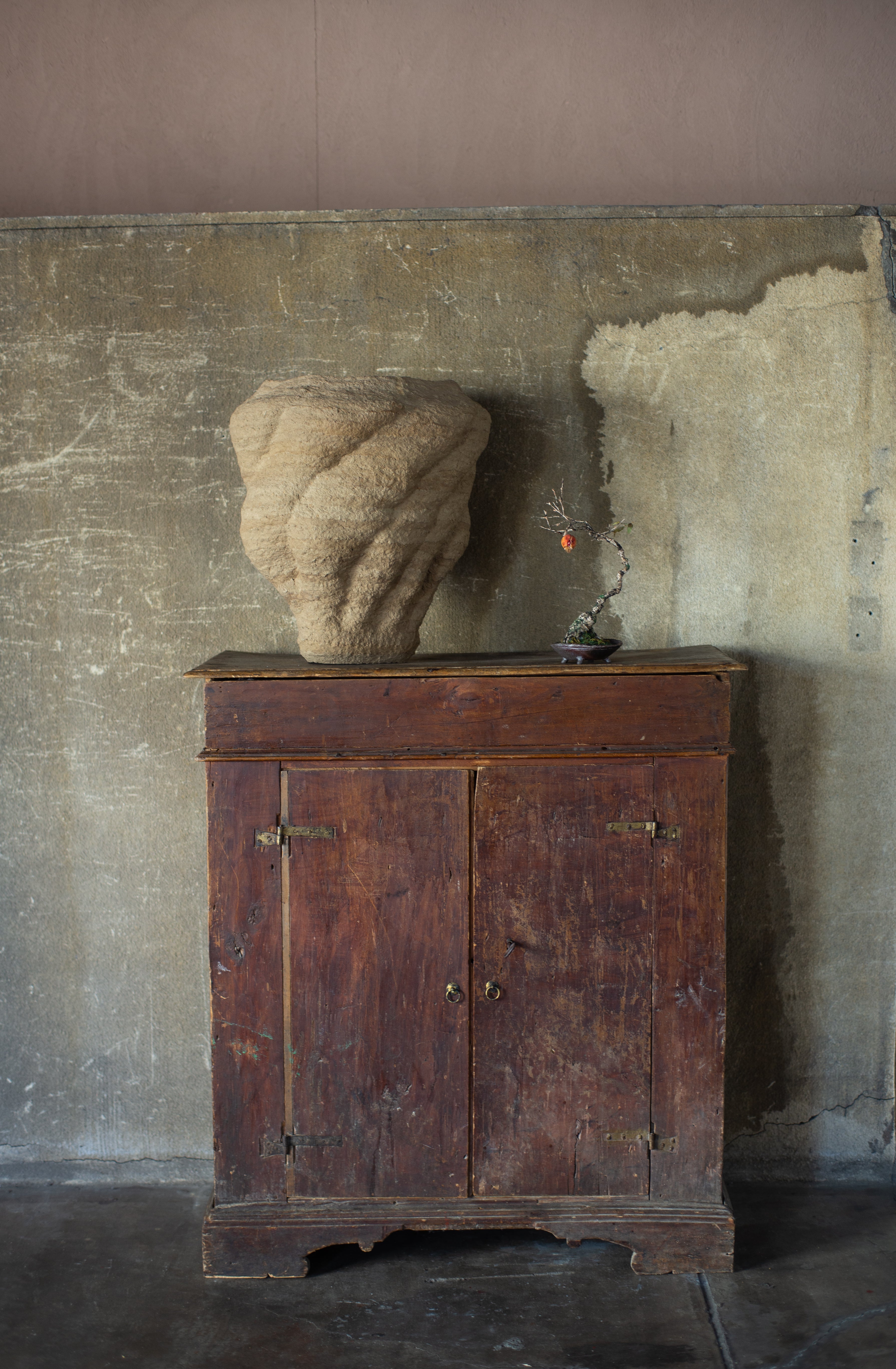 Langackerhäuslの再生紙パルプ彫刻ADOBE large no.1。大地のうねりを体現したダイナミックな造形が美しい、高さ57cmの一点もの大型彫刻。