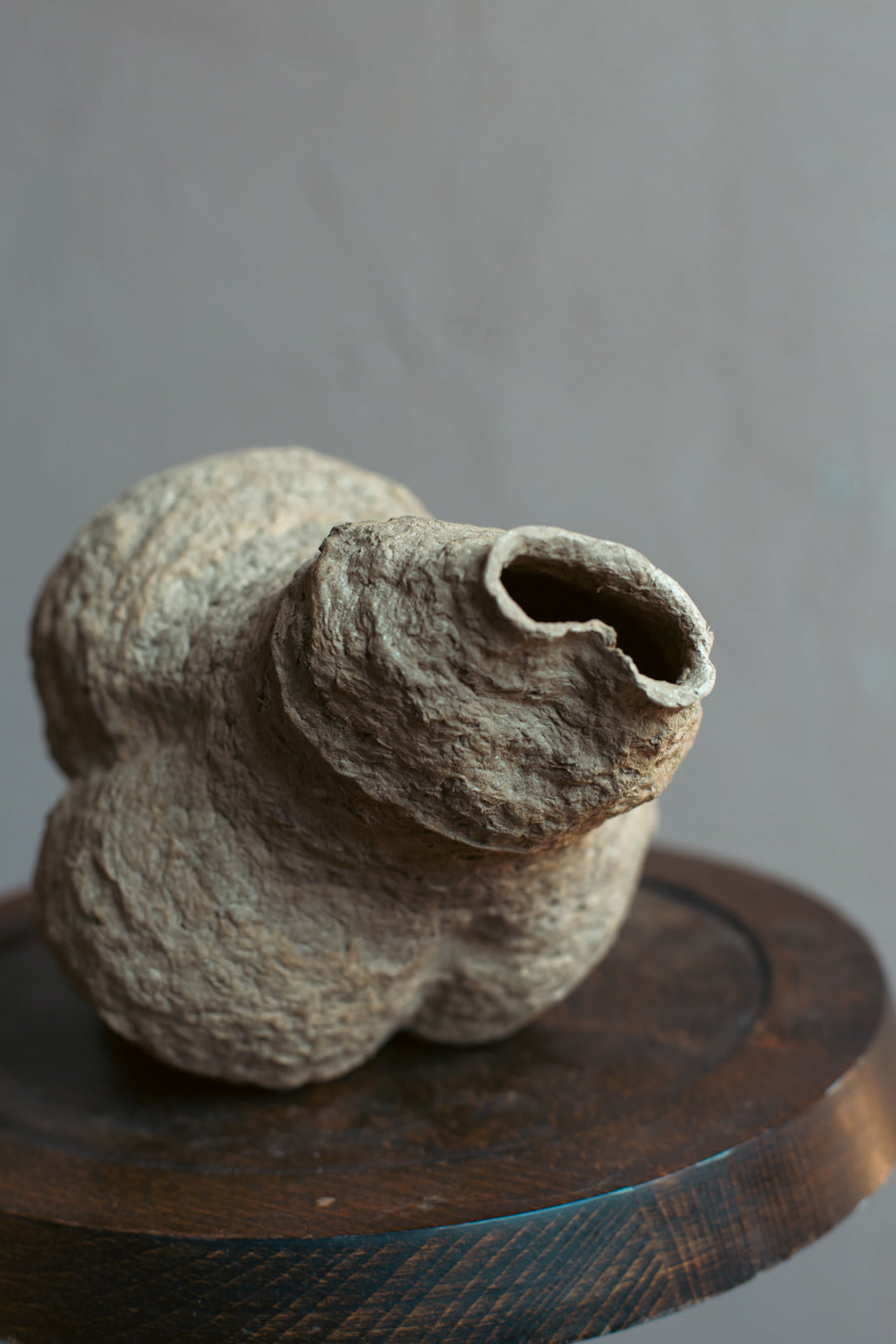 Langackerhäuslの再生紙パルプ彫刻ADOBE small no.1。蜂の巣のような多孔質な形状が神秘的な、高さ26cmのハンドメイド一点ものオブジェ。