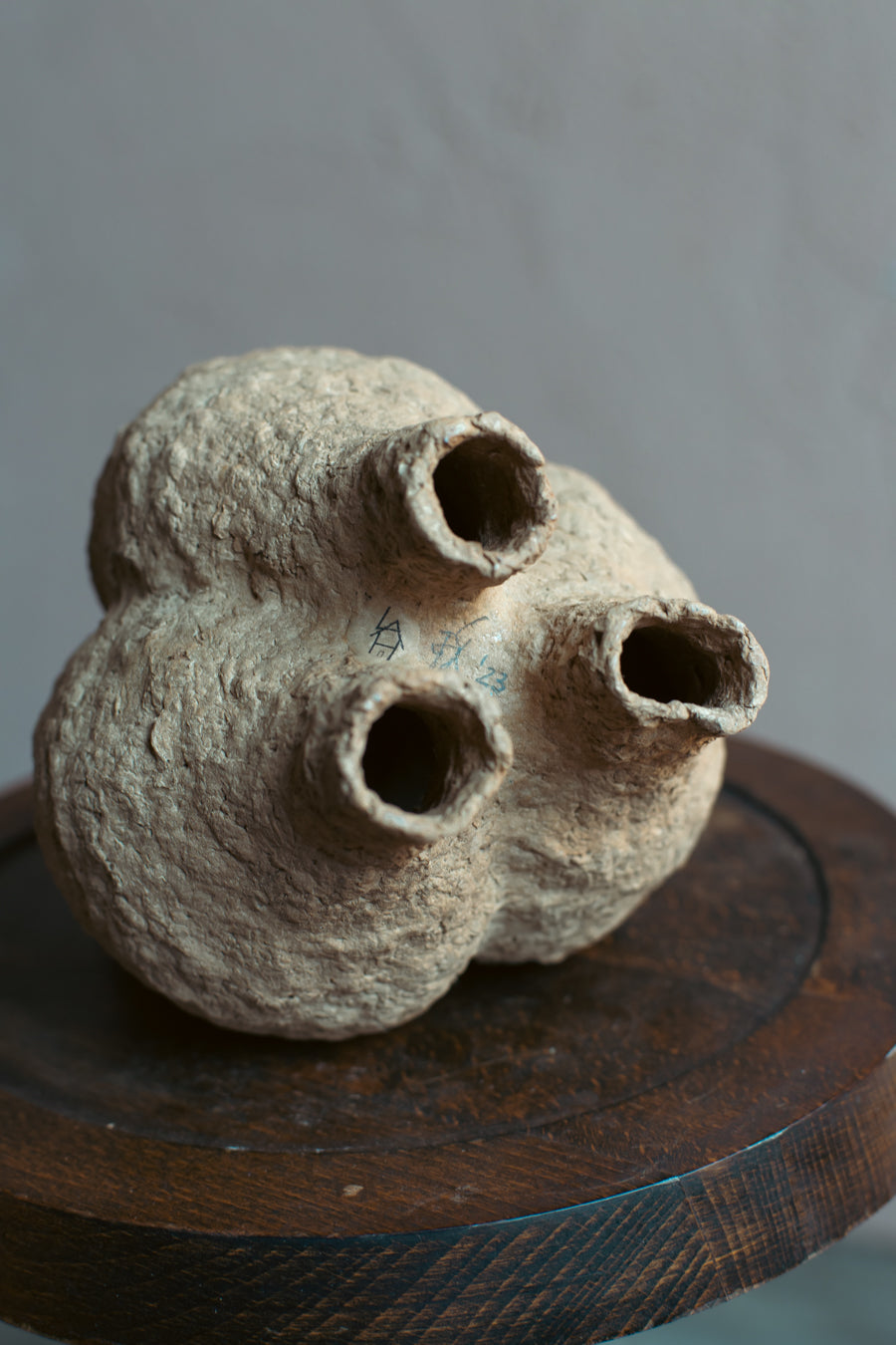 Langackerhäuslの再生紙パルプ彫刻ADOBE small no.1。蜂の巣のような多孔質な形状が神秘的な、高さ26cmのハンドメイド一点ものオブジェ。