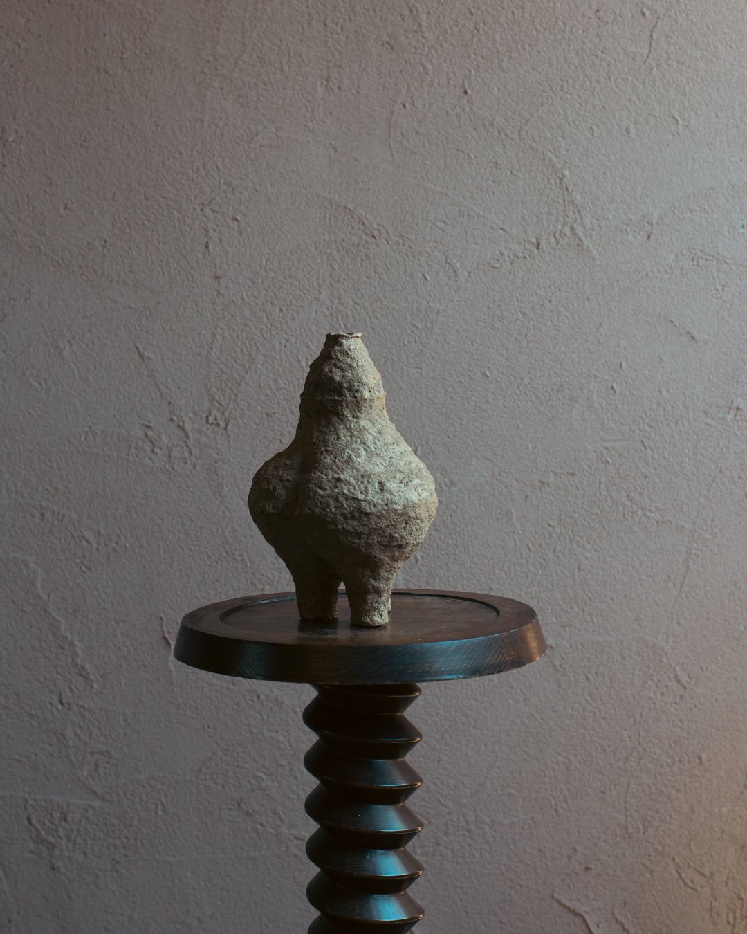 Langackerhäuslの再生紙パルプ彫刻ADOBE small no.1。蜂の巣のような多孔質な形状が神秘的な、高さ26cmのハンドメイド一点ものオブジェ。