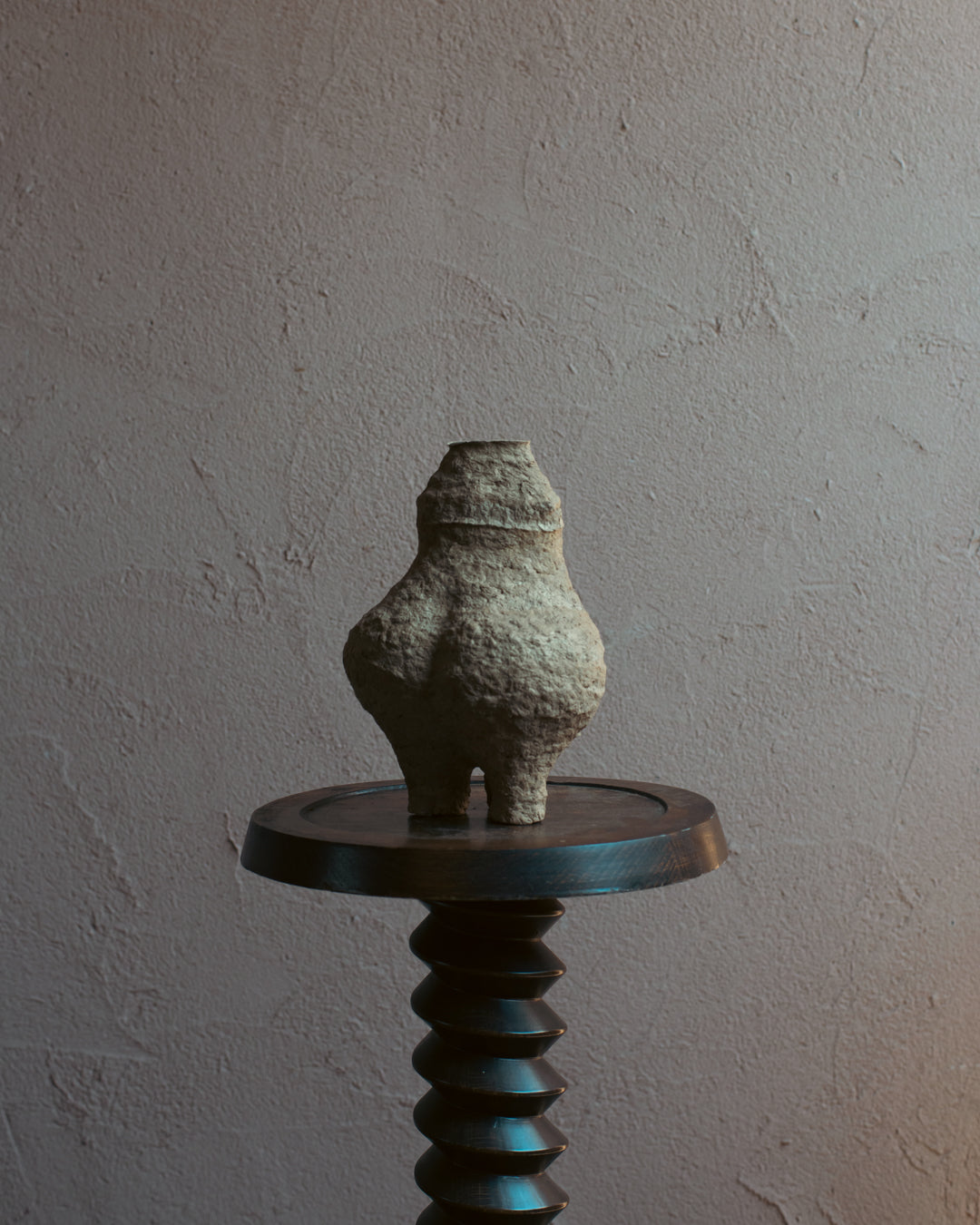 Langackerhäuslの再生紙パルプ彫刻ADOBE small no.1。蜂の巣のような多孔質な形状が神秘的な、高さ26cmのハンドメイド一点ものオブジェ。