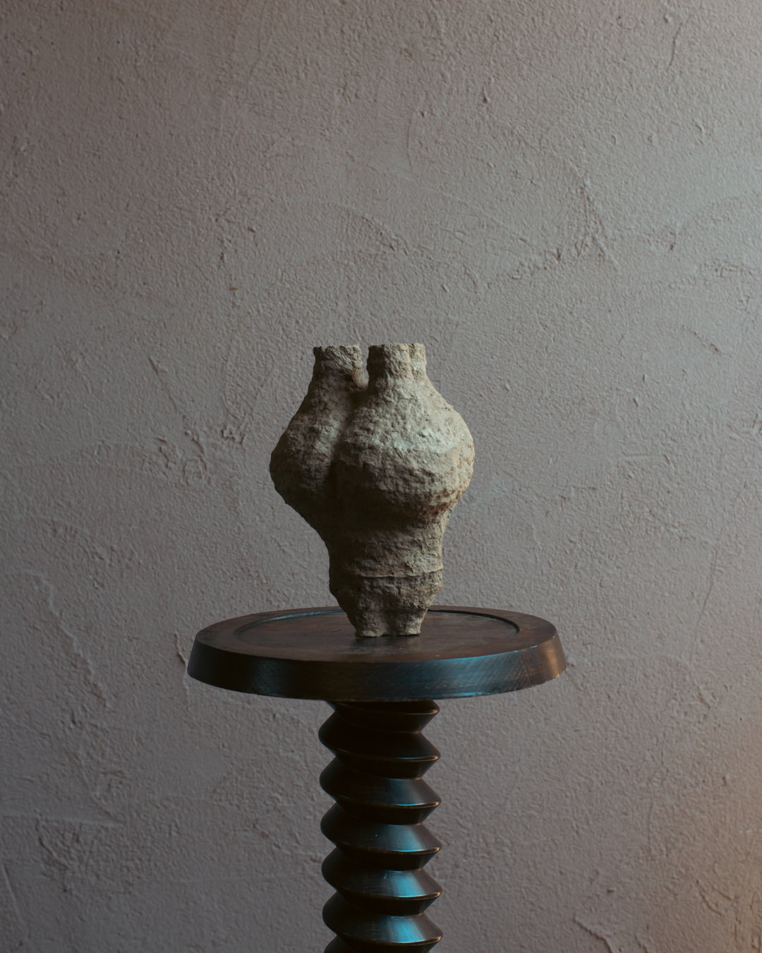 Langackerhäuslの再生紙パルプ彫刻ADOBE small no.1。蜂の巣のような多孔質な形状が神秘的な、高さ26cmのハンドメイド一点ものオブジェ。