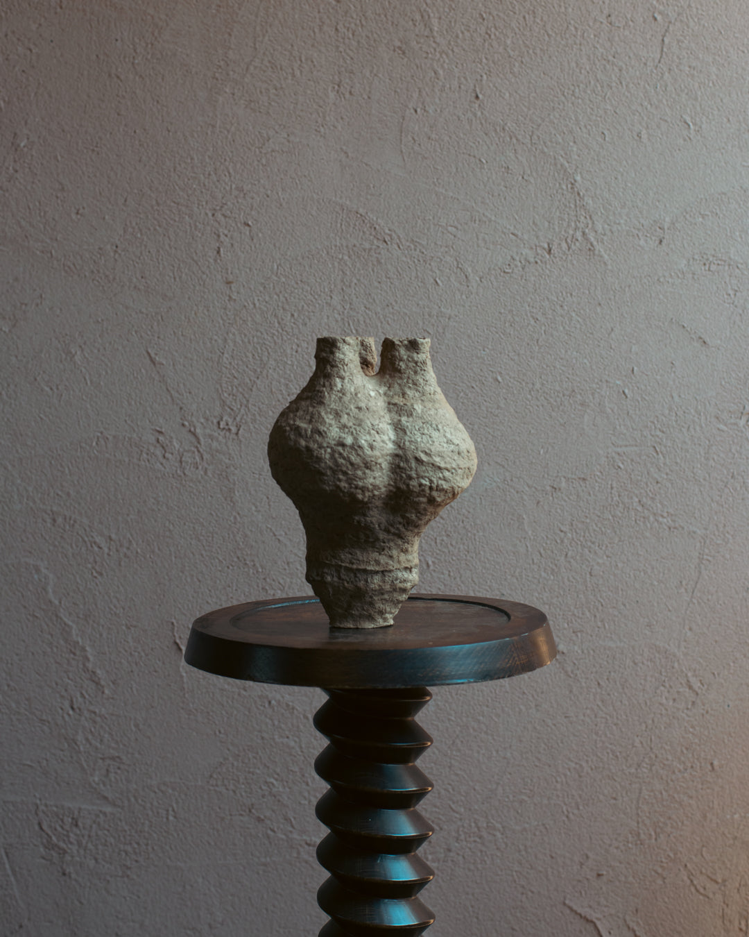 Langackerhäuslの再生紙パルプ彫刻ADOBE small no.1。蜂の巣のような多孔質な形状が神秘的な、高さ26cmのハンドメイド一点ものオブジェ。