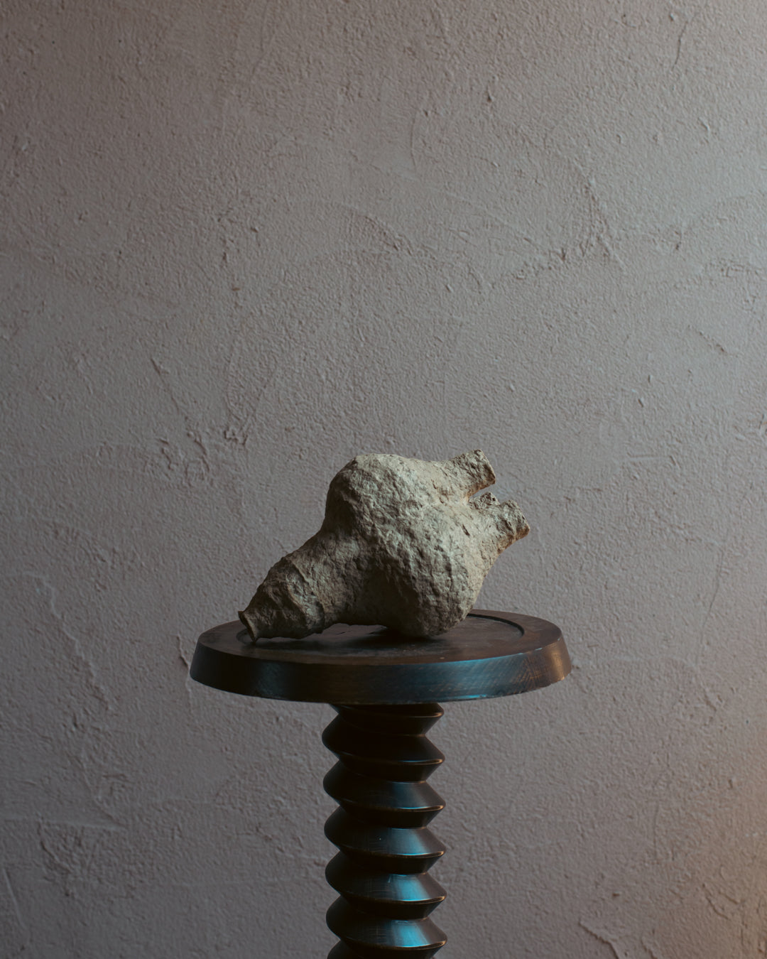 Langackerhäuslの再生紙パルプ彫刻ADOBE small no.1。蜂の巣のような多孔質な形状が神秘的な、高さ26cmのハンドメイド一点ものオブジェ。