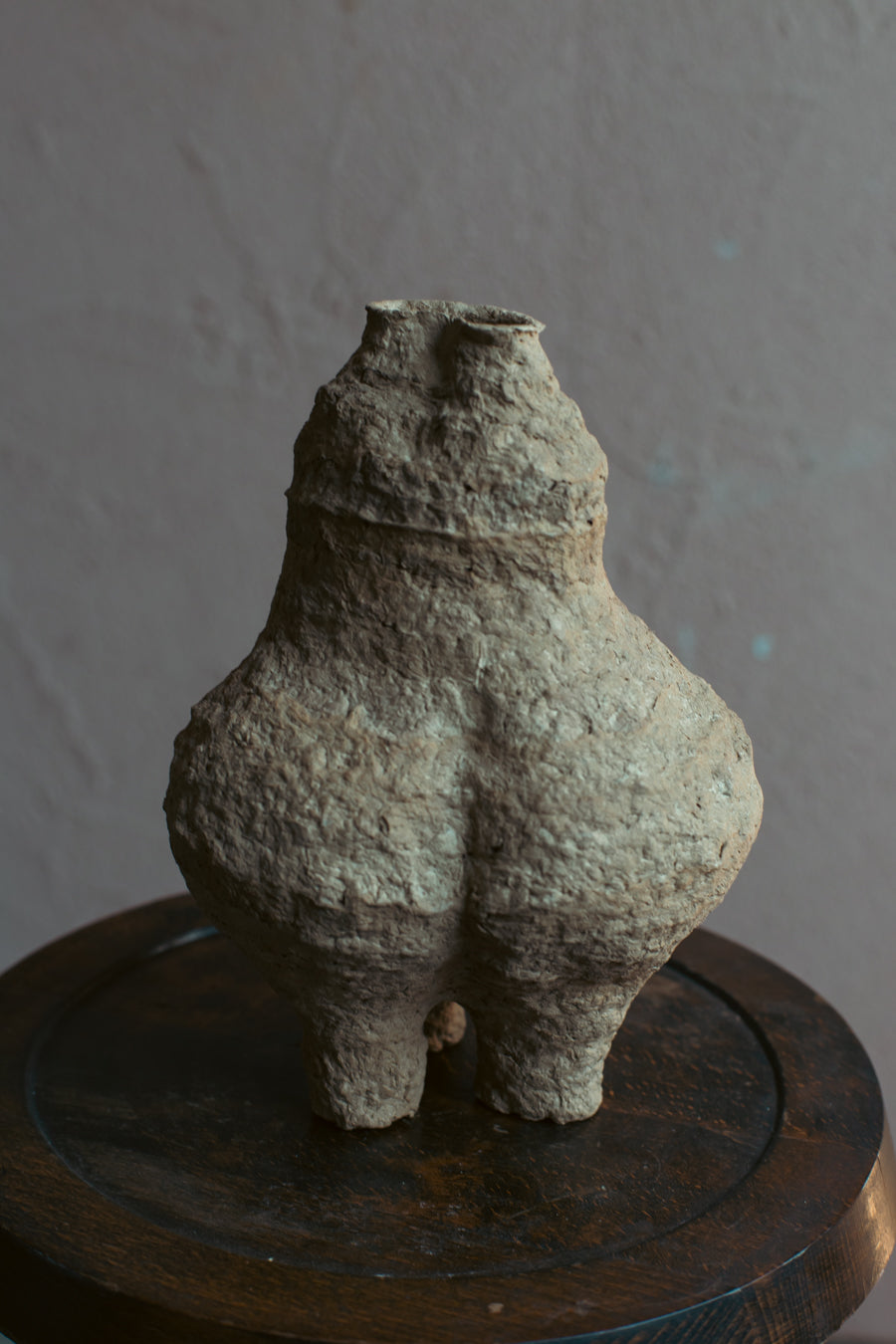 Langackerhäuslの再生紙パルプ彫刻ADOBE small no.1。蜂の巣のような多孔質な形状が神秘的な、高さ26cmのハンドメイド一点ものオブジェ。