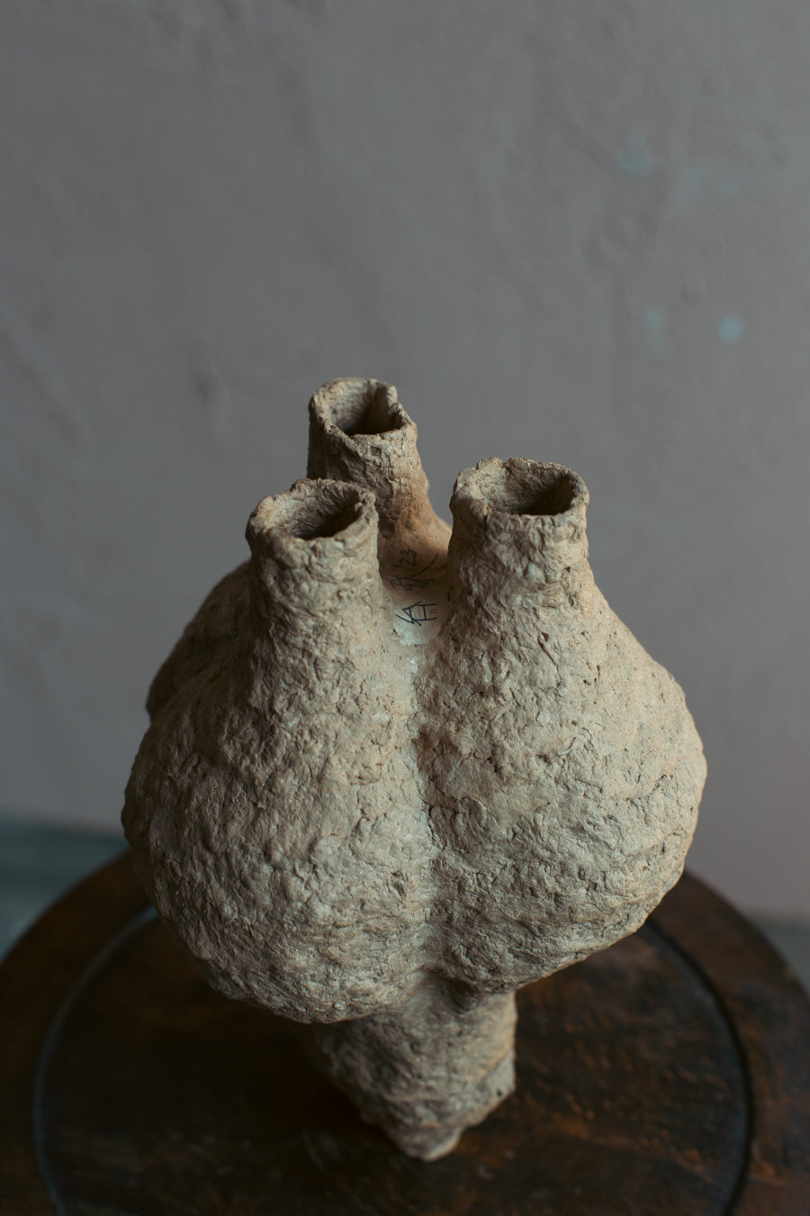 Langackerhäuslの再生紙パルプ彫刻ADOBE small no.1。蜂の巣のような多孔質な形状が神秘的な、高さ26cmのハンドメイド一点ものオブジェ。