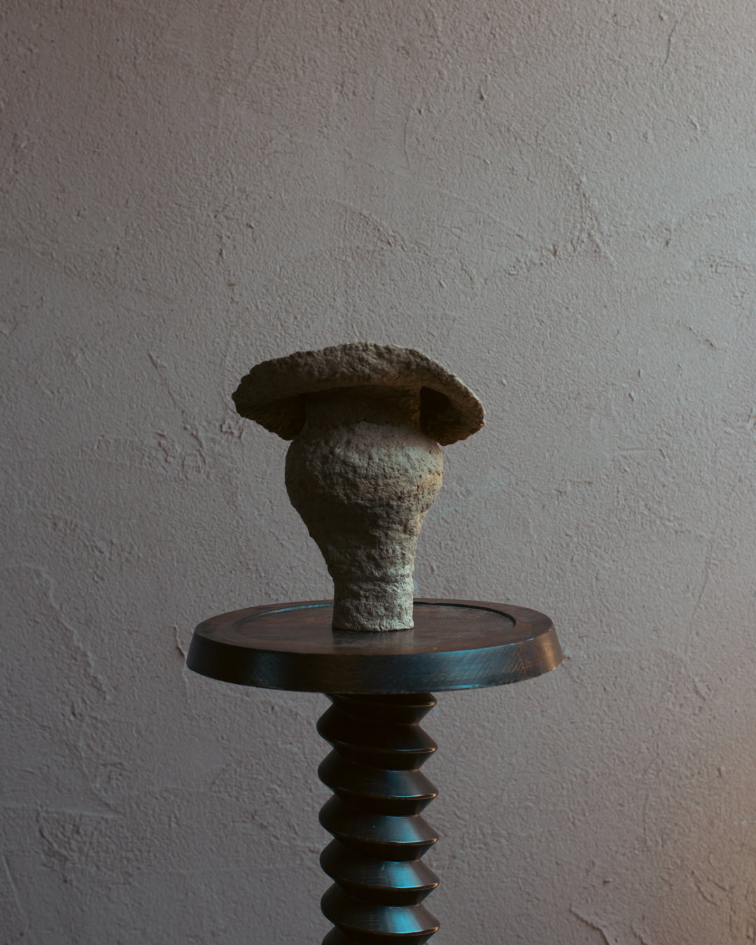 Langackerhäuslの再生紙パルプ彫刻ADOBE small no.2。ミニマルな造形と独特の素材感がモダンな、高さ24cmのハンドメイド一点ものオブジェ。