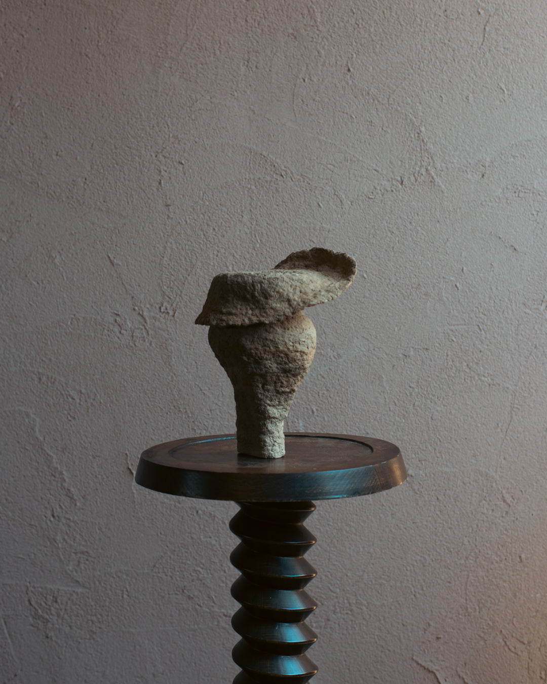 Langackerhäuslの再生紙パルプ彫刻ADOBE small no.2。ミニマルな造形と独特の素材感がモダンな、高さ24cmのハンドメイド一点ものオブジェ。