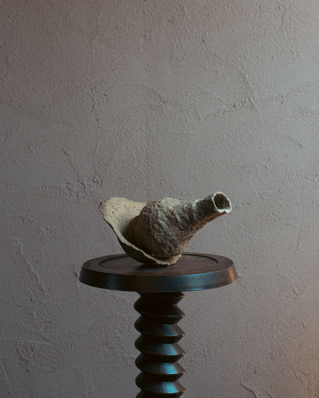 Langackerhäuslの再生紙パルプ彫刻ADOBE small no.2。ミニマルな造形と独特の素材感がモダンな、高さ24cmのハンドメイド一点ものオブジェ。