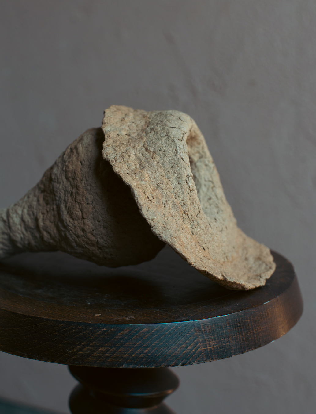 Langackerhäuslの再生紙パルプ彫刻ADOBE small no.2。ミニマルな造形と独特の素材感がモダンな、高さ24cmのハンドメイド一点ものオブジェ。