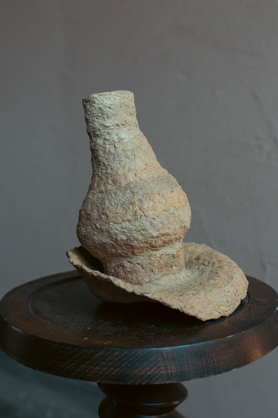 Langackerhäuslの再生紙パルプ彫刻ADOBE small no.2。ミニマルな造形と独特の素材感がモダンな、高さ24cmのハンドメイド一点ものオブジェ。