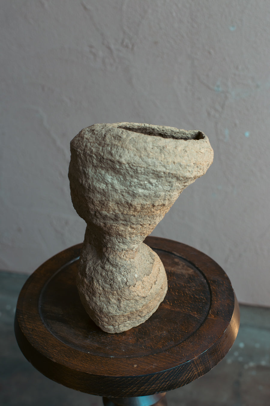 Langackerhäuslの再生紙パルプ彫刻ADOBE small no.3。洞窟のような開口部が静かな陰影を描く、高さ28cmのハンドメイド一点ものオブジェ。