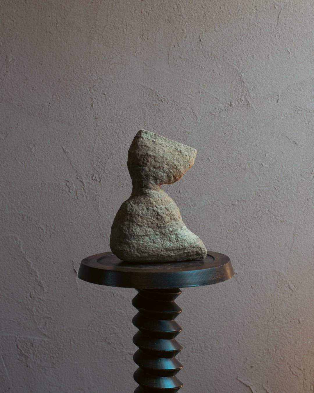 Langackerhäuslの再生紙パルプ彫刻ADOBE small no.3。洞窟のような開口部が静かな陰影を描く、高さ28cmのハンドメイド一点ものオブジェ。