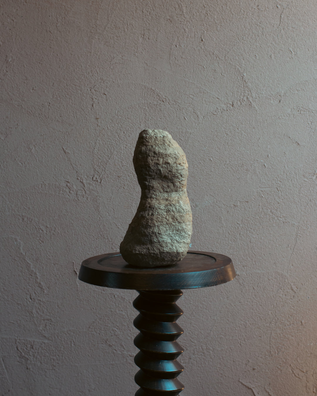 Langackerhäuslの再生紙パルプ彫刻ADOBE small no.3。洞窟のような開口部が静かな陰影を描く、高さ28cmのハンドメイド一点ものオブジェ。