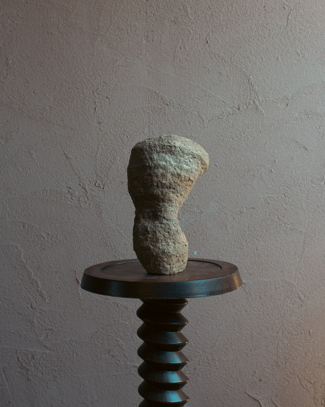 Langackerhäuslの再生紙パルプ彫刻ADOBE small no.3。洞窟のような開口部が静かな陰影を描く、高さ28cmのハンドメイド一点ものオブジェ。