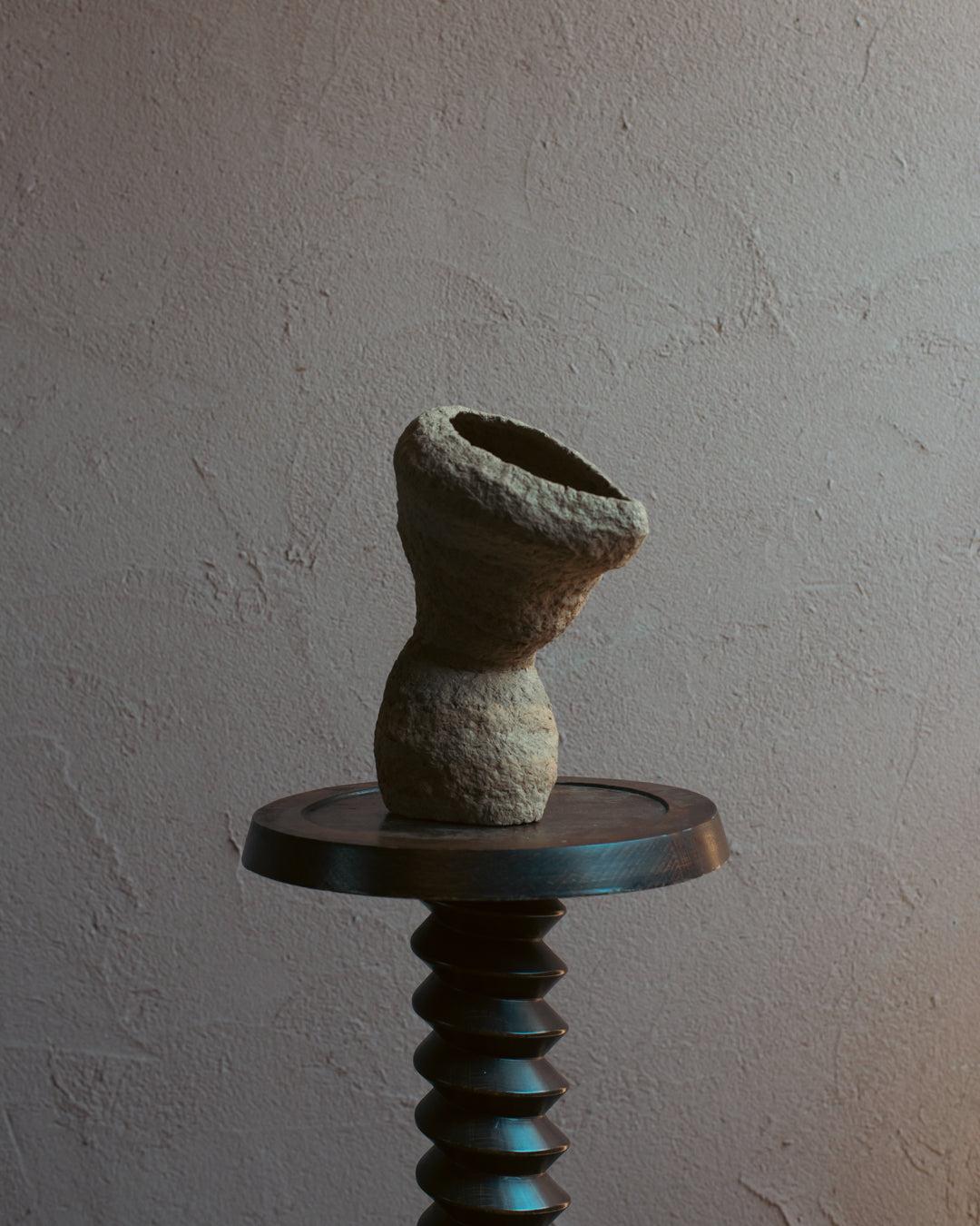 Langackerhäuslの再生紙パルプ彫刻ADOBE small no.3。洞窟のような開口部が静かな陰影を描く、高さ28cmのハンドメイド一点ものオブジェ。