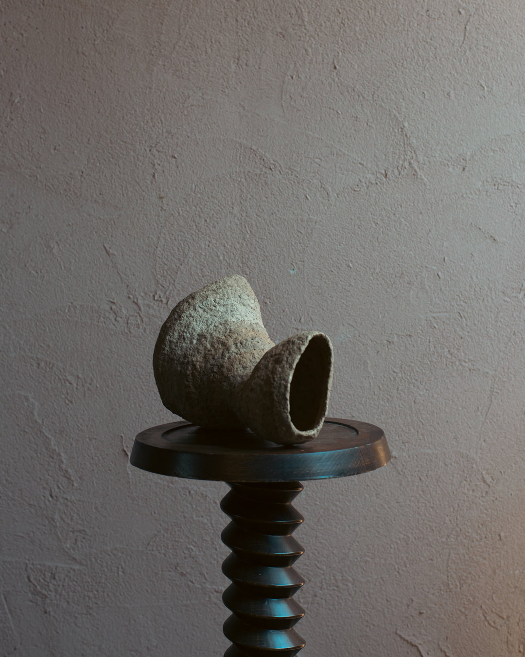 Langackerhäuslの再生紙パルプ彫刻ADOBE small no.3。洞窟のような開口部が静かな陰影を描く、高さ28cmのハンドメイド一点ものオブジェ。