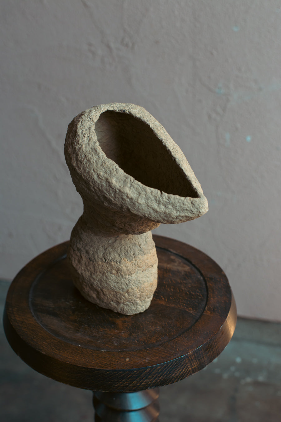 Langackerhäuslの再生紙パルプ彫刻ADOBE small no.3。洞窟のような開口部が静かな陰影を描く、高さ28cmのハンドメイド一点ものオブジェ。