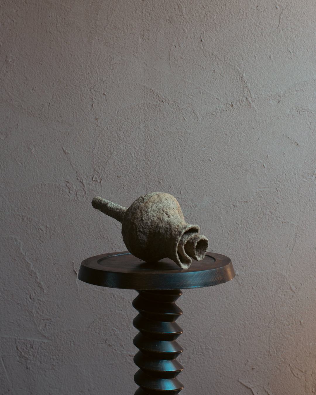 Langackerhäuslの再生紙パルプ彫刻ADOBE small no.4。芽吹きを思わせる有機的な質感が美しい、高さ33cmのハンドメイド一点ものオブジェ。