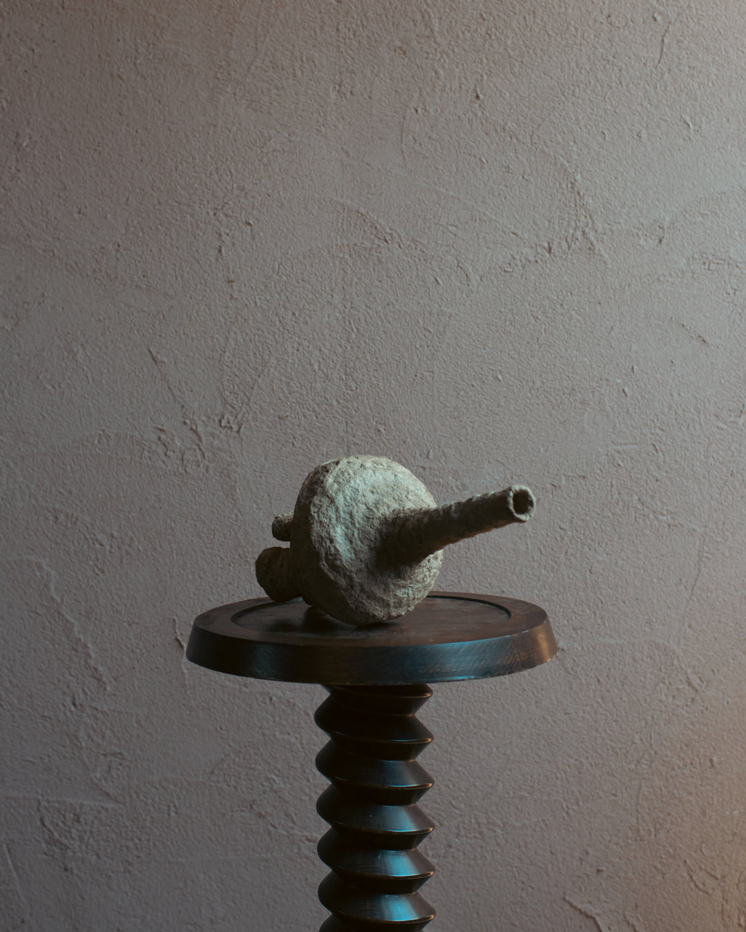 Langackerhäuslの再生紙パルプ彫刻ADOBE small no.4。芽吹きを思わせる有機的な質感が美しい、高さ33cmのハンドメイド一点ものオブジェ。