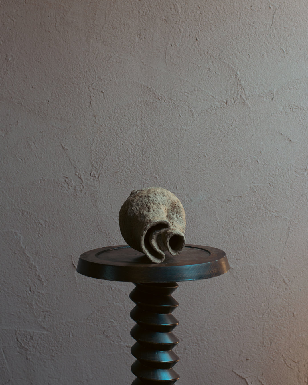 Langackerhäuslの再生紙パルプ彫刻ADOBE small no.4。芽吹きを思わせる有機的な質感が美しい、高さ33cmのハンドメイド一点ものオブジェ。