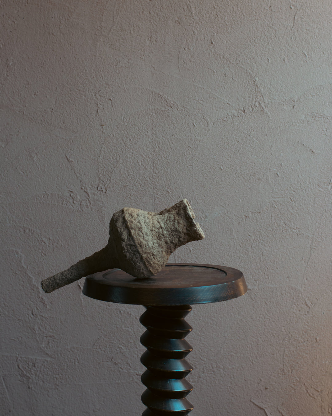 Langackerhäuslの再生紙パルプ彫刻ADOBE small no.4。芽吹きを思わせる有機的な質感が美しい、高さ33cmのハンドメイド一点ものオブジェ。