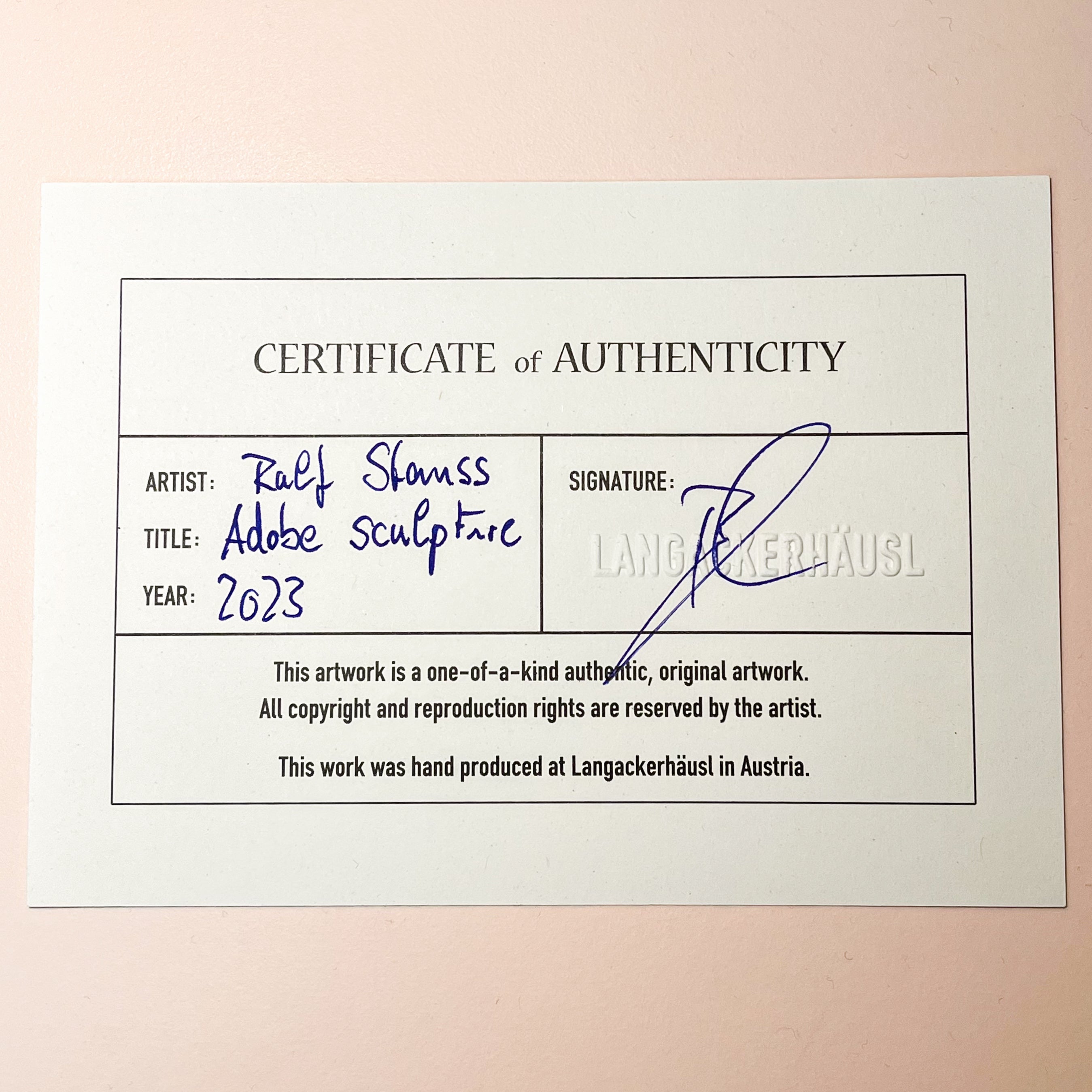 実際に座れる強度を備えたLangackerhäuslのADOBE stool no.2。有機的なツイストフォルムが美しい、高さ43cmのハンドメイド一点ものスツール。