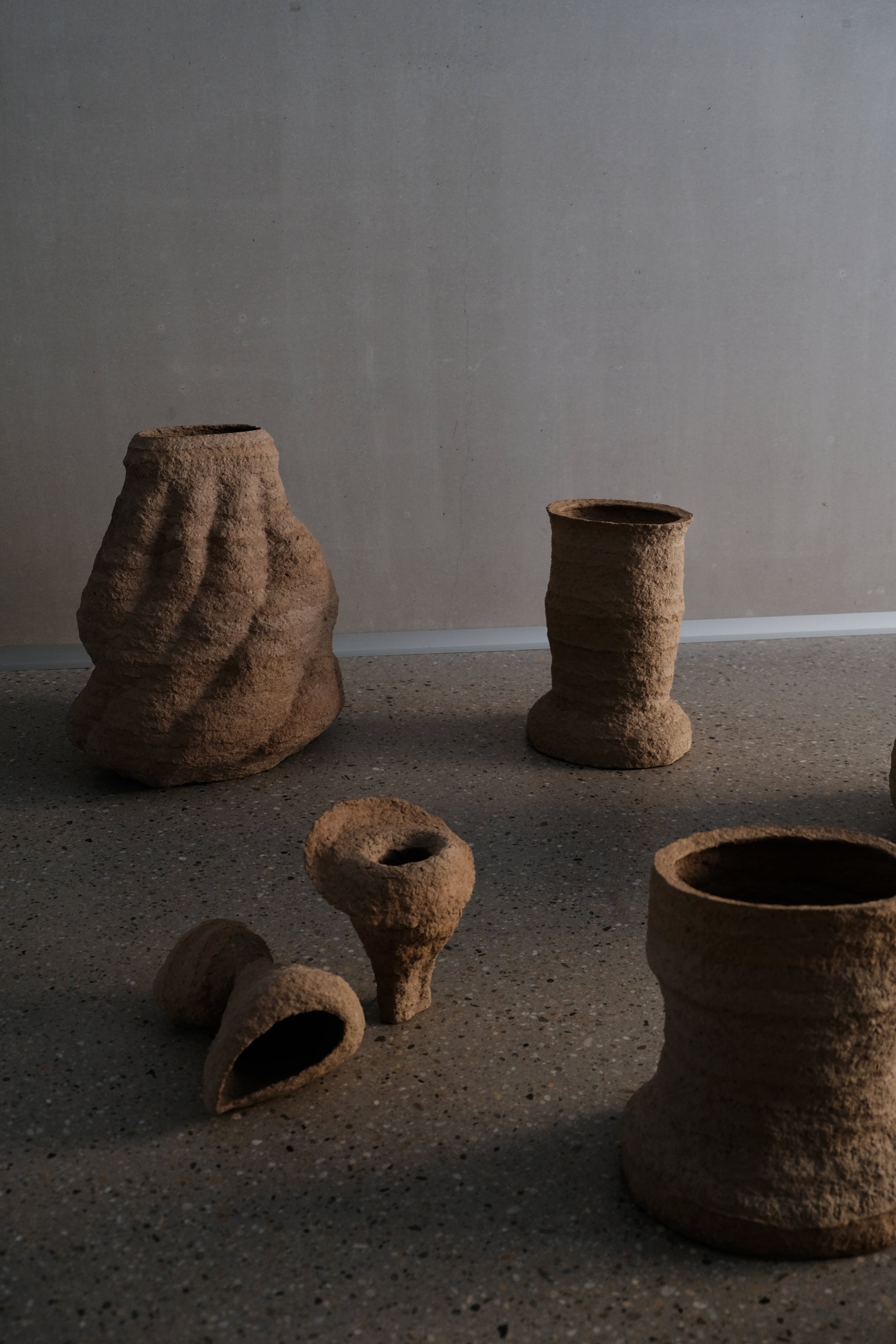 Langackerhäuslの再生紙パルプ彫刻ADOBE large no.1。大地のうねりを体現したダイナミックな造形が美しい、高さ57cmの一点もの大型彫刻。