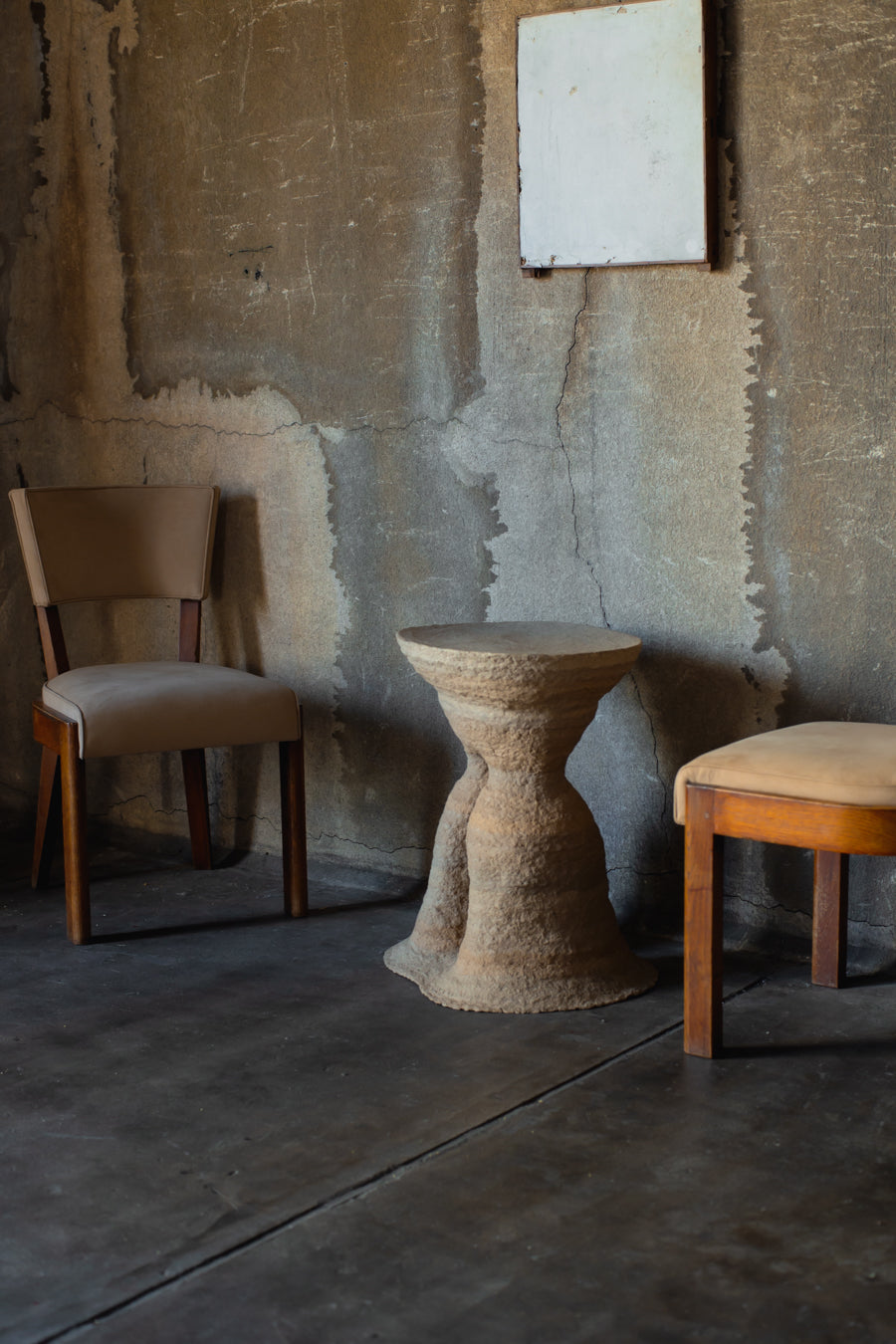 Langackerhäuslの再生紙パルプ彫刻ADOBE Table no.4。昆虫の巣をイメージし、幾層にも塗り重ねられた有機的な質感が美しい、高さ59cmのハンドメイド一点ものアートテーブル。