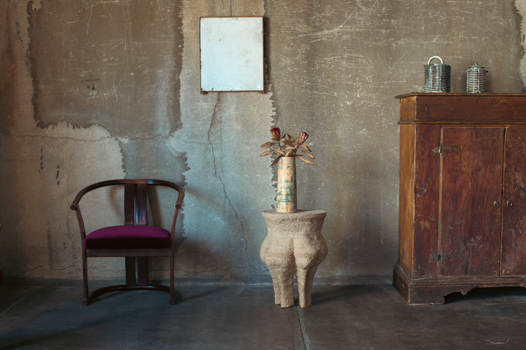 Langackerhäuslの再生紙パルプ彫刻ADOBE Table no.2。昆虫の巣をイメージした複雑なうねりと有機的な空洞が美しい、高さ53cmのハンドメイド一点ものアートテーブル。