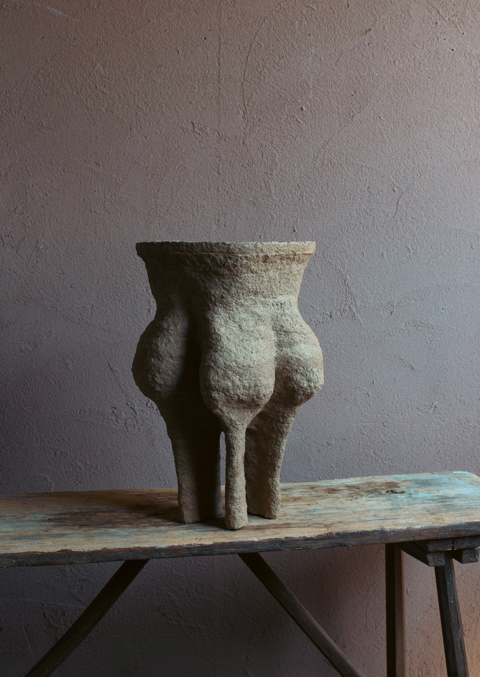 Langackerhäuslの再生紙パルプ彫刻ADOBE Table no.2。昆虫の巣をイメージした複雑なうねりと有機的な空洞が美しい、高さ53cmのハンドメイド一点ものアートテーブル。