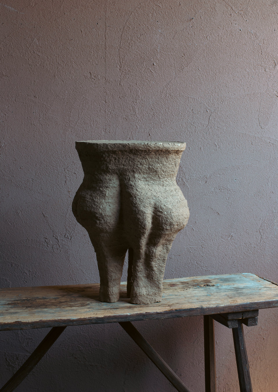 Langackerhäuslの再生紙パルプ彫刻ADOBE Table no.2。昆虫の巣をイメージした複雑なうねりと有機的な空洞が美しい、高さ53cmのハンドメイド一点ものアートテーブル。