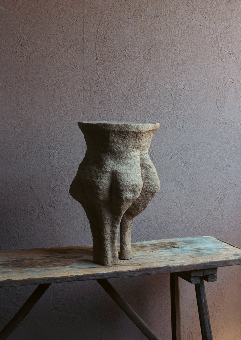 Langackerhäuslの再生紙パルプ彫刻ADOBE Table no.2。昆虫の巣をイメージした複雑なうねりと有機的な空洞が美しい、高さ53cmのハンドメイド一点ものアートテーブル。