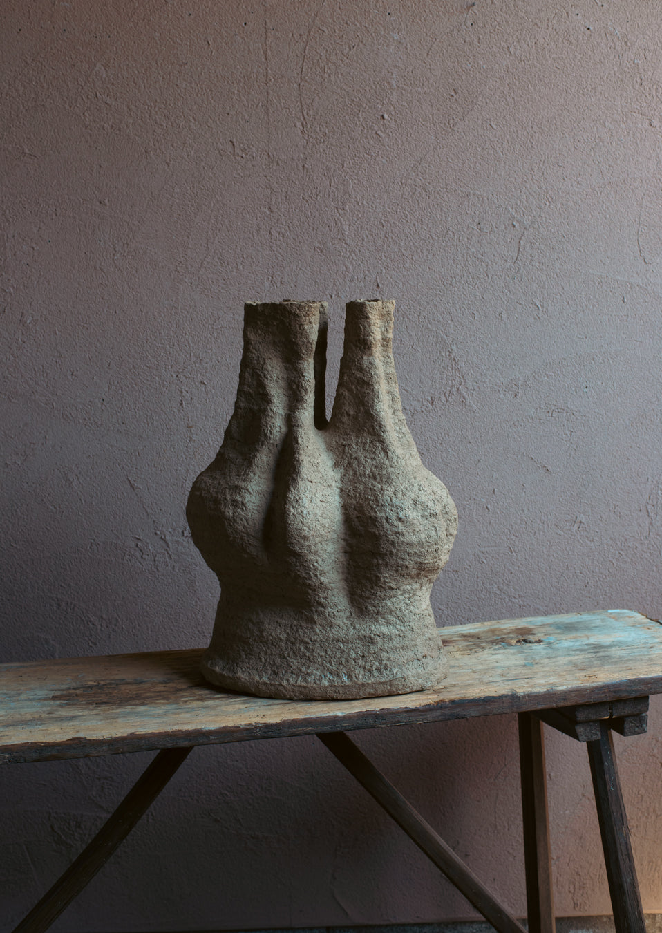 Langackerhäuslの再生紙パルプ彫刻ADOBE Table no.2。昆虫の巣をイメージした複雑なうねりと有機的な空洞が美しい、高さ53cmのハンドメイド一点ものアートテーブル。