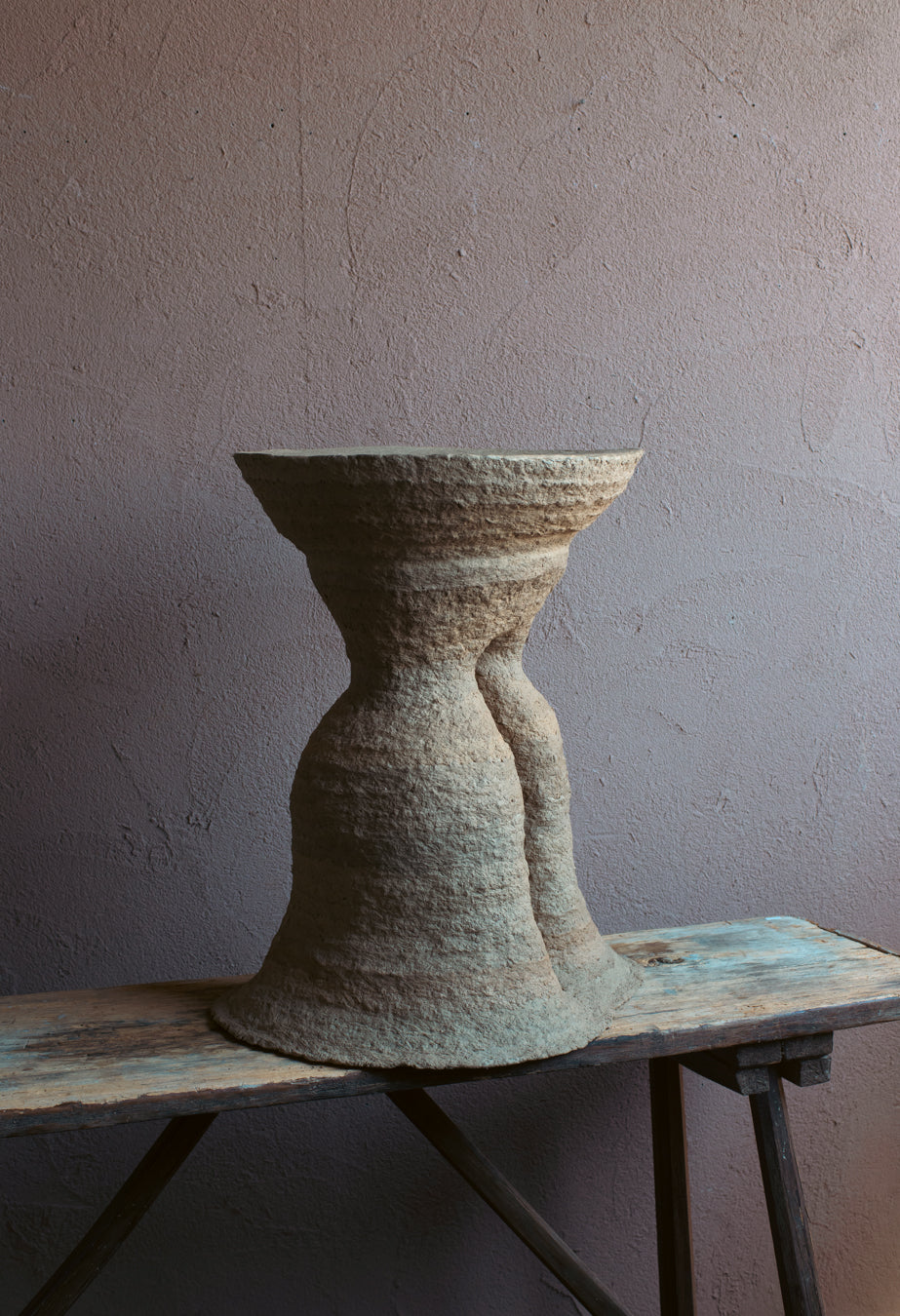 Langackerhäuslの再生紙パルプ彫刻ADOBE Table no.4。昆虫の巣をイメージし、幾層にも塗り重ねられた有機的な質感が美しい、高さ59cmのハンドメイド一点ものアートテーブル。