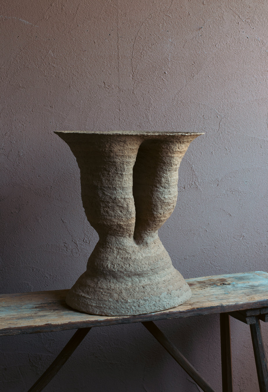 Langackerhäuslの再生紙パルプ彫刻ADOBE Table no.4。昆虫の巣をイメージし、幾層にも塗り重ねられた有機的な質感が美しい、高さ59cmのハンドメイド一点ものアートテーブル。