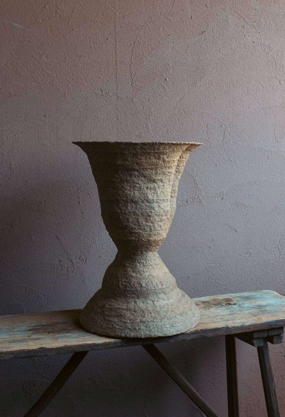 Langackerhäuslの再生紙パルプ彫刻ADOBE Table no.4。昆虫の巣をイメージし、幾層にも塗り重ねられた有機的な質感が美しい、高さ59cmのハンドメイド一点ものアートテーブル。