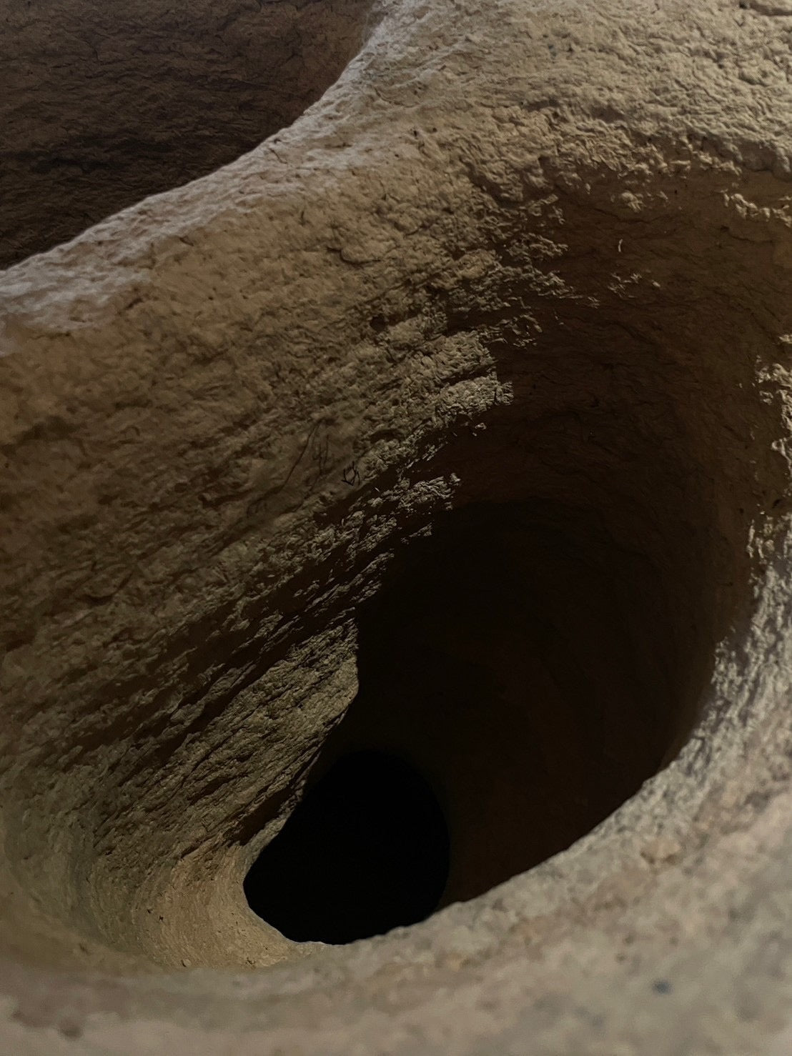 Langackerhäuslの再生紙パルプ彫刻ADOBE Table no.4。昆虫の巣をイメージし、幾層にも塗り重ねられた有機的な質感が美しい、高さ59cmのハンドメイド一点ものアートテーブル。