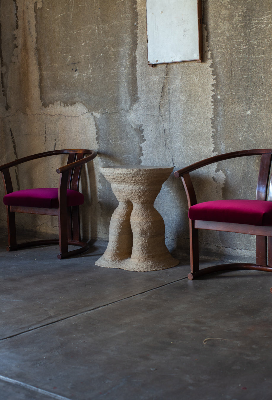 Langackerhäuslの再生紙パルプ彫刻ADOBE Table no.4。昆虫の巣をイメージし、幾層にも塗り重ねられた有機的な質感が美しい、高さ59cmのハンドメイド一点ものアートテーブル。